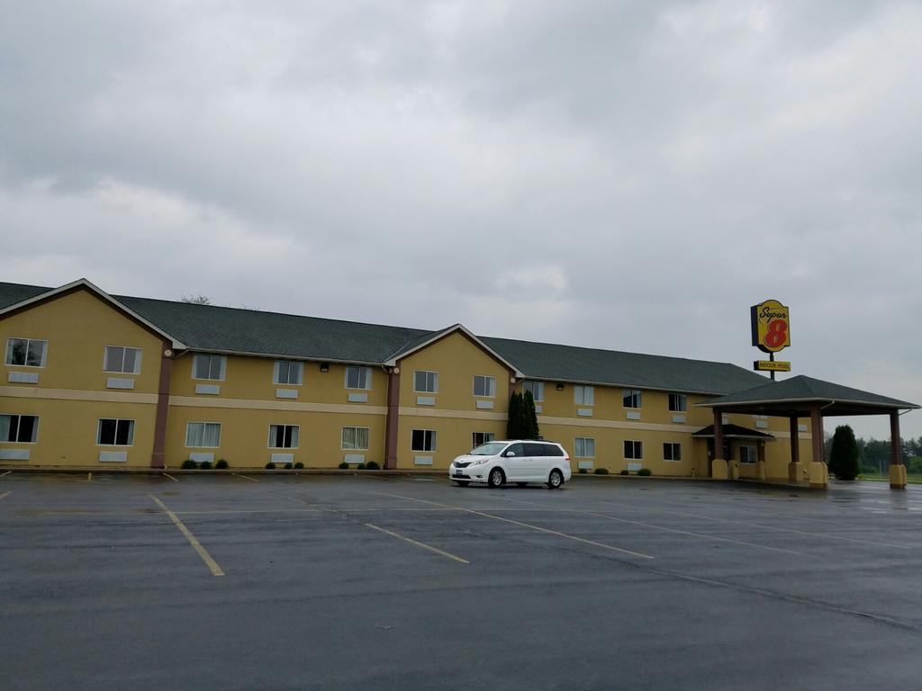 Super 8 By Wyndham Huntington Hotell Eksteriør bilde