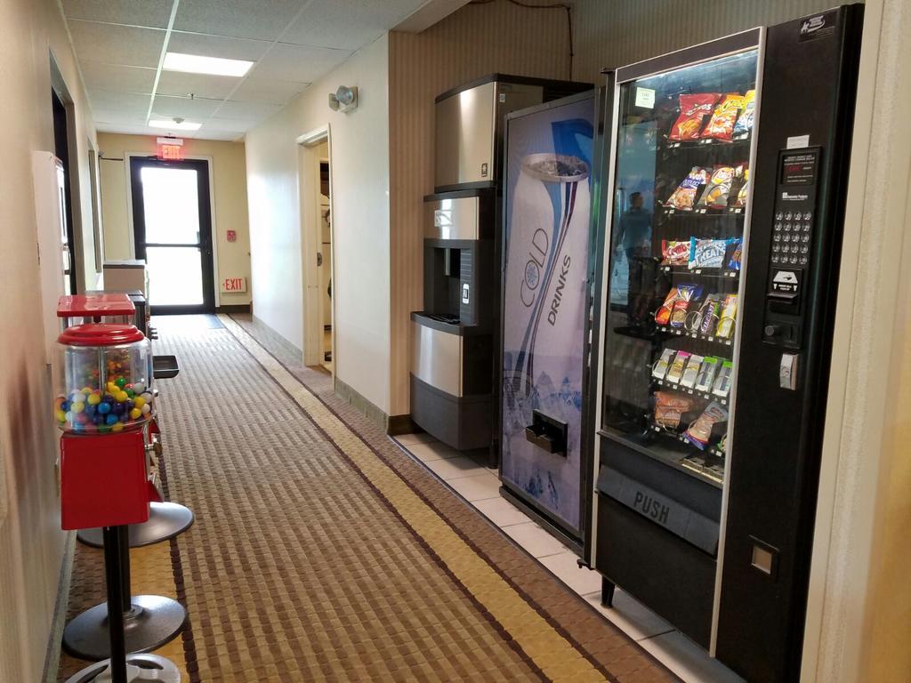 Super 8 By Wyndham Huntington Hotell Eksteriør bilde