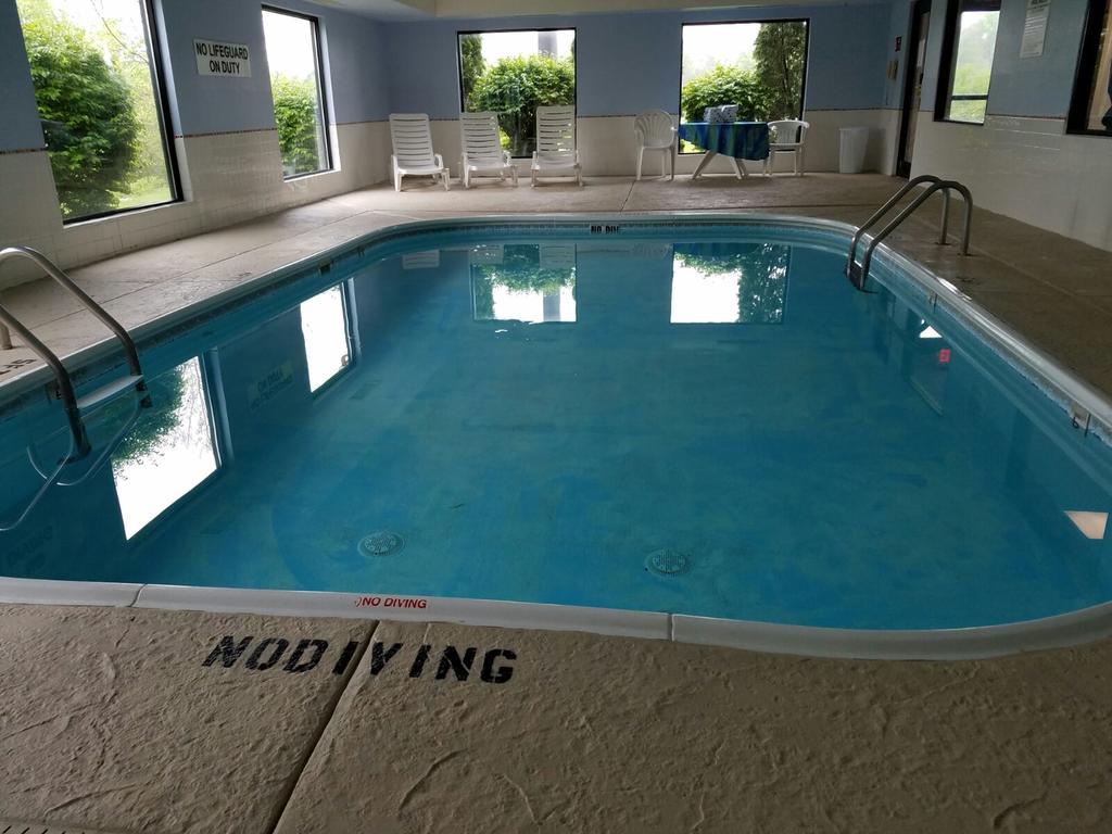 Super 8 By Wyndham Huntington Hotell Eksteriør bilde